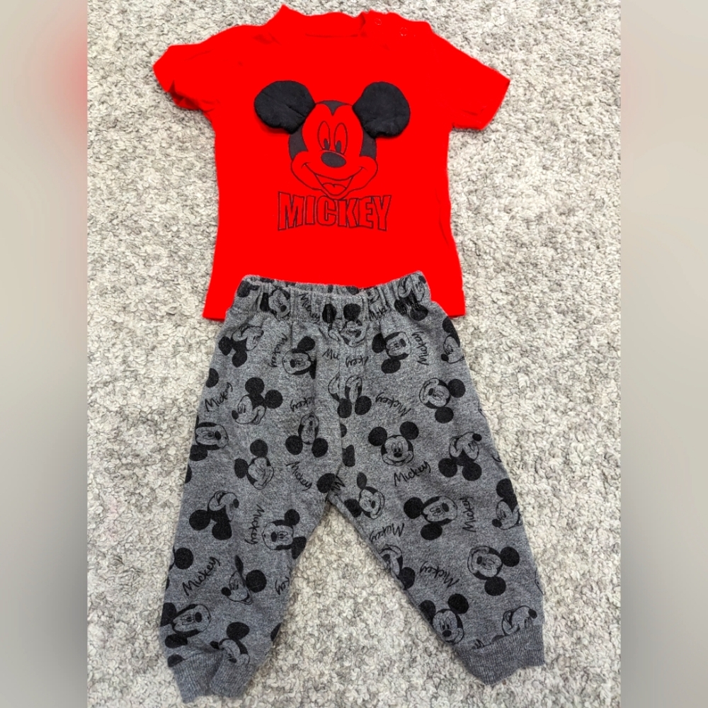 2/$25. 2pc Disney Baby outfit. EUC.